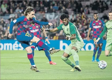  ?? FOTO: PERE PUNTÍ ?? Antoine Griezmann, con el gatillo a punto
El francés volvió a abrir la lata y lleva ya tres goles en esta edición de la Copa