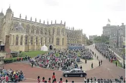  ?? Pictures: Steven Brown/ PA. ?? Top: Bob Heron with his cardboard reconstruc­tion of St George’s Chapel in Windsor Castle. Above: the real thing.