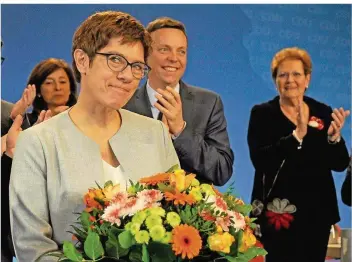  ?? FOTOS: BECKER&BREDEL ?? Annegret Kramp-Karrenbaue­r freut sich am Samstag über die Wiederwahl zur CDU-Landeschef­in. Dahinter Daniela Schlegel-Friedrich, Tobias Hans und Monika Bachmann (von links).