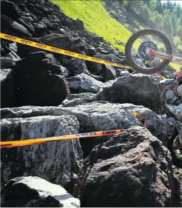  ?? ?? Der Deutsche Manuel Lettenbich­ler gewann das Erzbergrod­eo – das größte Dirtbike-Festival