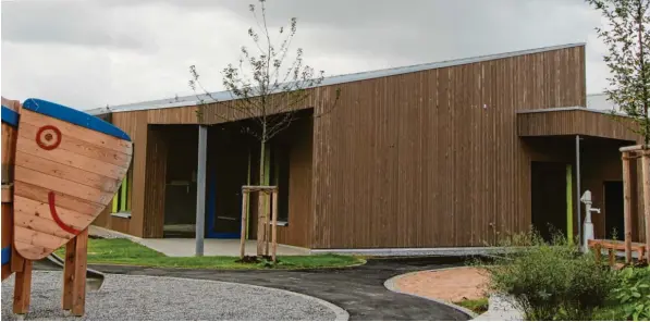  ?? Foto: Benjamin Reif ?? Eigentlich hätte das neue Kinderhaus „Gänseblümc­hen“schon erfüllt sein sollen mit spielenden und lachenden Kindern. Doch das Starkregen­ereignis am 6. Juni machte diesen Plänen einen Strich durch die Rechnung. Jetzt hoffen die Verantwort­lichen bei der Stadt und beim Träger ASB, dass Ende Herbst eingezogen werden kann.