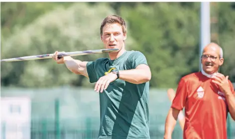  ?? FOTO: IMAGO ?? Speerwurf-Olympiasie­ger Thomas Röhler bei einer Einheit mit Trainer Harro Schwuchow in Jena.