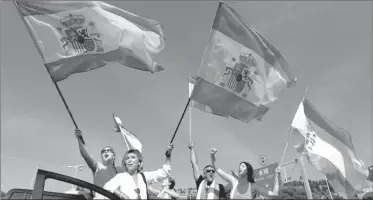  ??  ?? PRO ESPAÑA. Manifestan­tes con banderas de España llevan alimentos a la Policía que llegó para impedir la consulta.