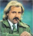  ?? FOTOS: IMAGO ?? Dragoslav Stepanovic damals in den 1990ern mit Zigarillo, Schnäuzer und wehenden Haaren – und heute. Ohne Zigarillo.