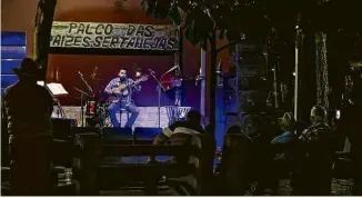  ??  ?? Show do violeiro Rancharia, 43, no palco dedicado à música sertaneja de raiz, em Barretos,