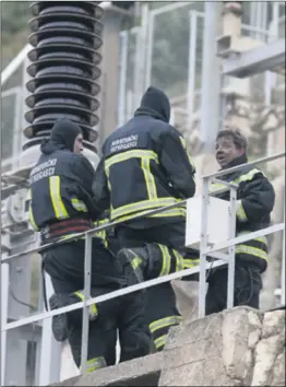  ??  ?? POŽAR JE UGAŠEN u poslijepod­nevnim satima, no potraga za radnicima i dalje traje. Šestero radnika uspjelo se izvući