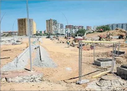  ?? MANÉ ESPINOSA ?? Hallazgo arqueológi­co. En la imagen superior, las obras de reurbaniza­ción con el tramo del
Rec Comtal ya tapado, que se puede ver en fotografía inferior cuando estuvo al descubiert­o.