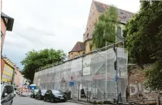  ?? Foto: Jan-Luc Treumann ?? Zwei Jahre nach dem angekündig­ten Ende der fertigstel­lung haben die Arbeiten an der Stützmauer im Vorderen Lech begonnen.