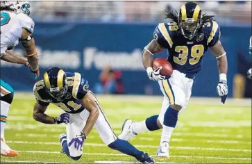  ?? Dilip Vishwanat Getty Images ?? STEVEN JACKSON, shown in 2008, is the Rams’ all-time leading rusher with more than 10,000 yards.