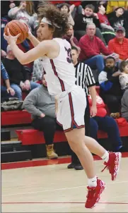  ?? CHUCK RIDENOUR/SDG Newspapers ?? Jake Gearheart hauls in an inbound pass for the Whippets during Friday’s 77-42 win.