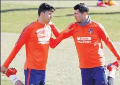  ??  ?? CON GANAS. Rodrigo y Morata, durante un entrenamie­nto.