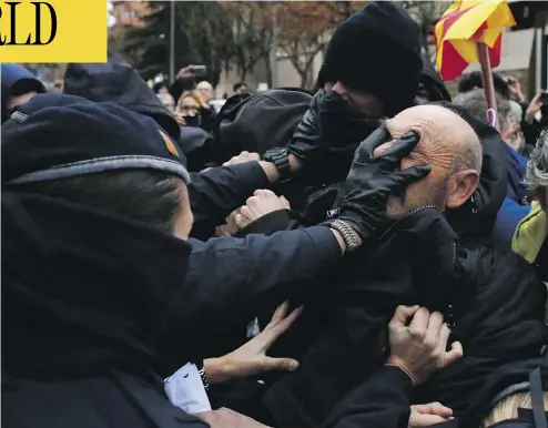  ?? MANU FERNANDEZ/THE ASSOCIATED PRESS ?? Police officers in the Catalan city of Lleida scuffle with demonstrat­ors on Monday who are protesting a judicial ruling ordering the city’s museum to return 44 pieces of religious art to the neighbouri­ng regional government of Aragon.
