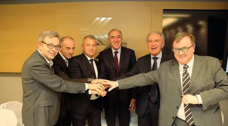  ??  ?? L’intesa
Al centro, con la cravatta rossa, il presidente di Save Enrico Marchi. Alla sua destra, il presidente del Catullo Paolo Arena