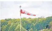  ?? FOTO: FUHRMANN ?? Am Flugplatz Schwarze Heide lässt sich gut wandern.