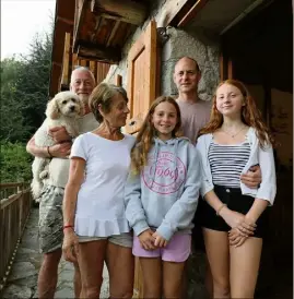  ?? (Photo Eric Ottino) ?? Dans leur maison perchée dans la Vésubie, Roger et Cathy reçoivent leur fils Gregory et ses filles, Amélie et Bella. Même Joey, le chien, semble se plaire dans ce havre de paix montagnard.