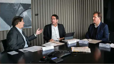  ?? ?? Tomás Pascual, presidente de Calidad Pascual; Peio Belaustegu­igoitia, ‘country manager’ de BBVA en España; y David Prats, presidente de Borges, durante el encuentro.