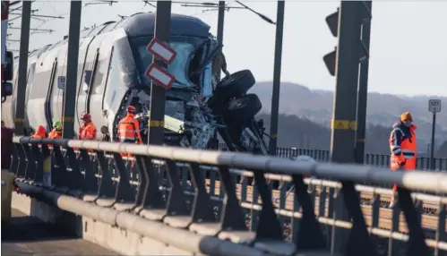  ?? FOTO: ANTHON UNGER ?? Otte mennesker blev draebt og 16 kvaestede, da et IC4-tog med passagerer i retning mod Sjaelland blev ramt af dele fra et godstog, da det kørte på Storebaelt­sbroens lavbro.