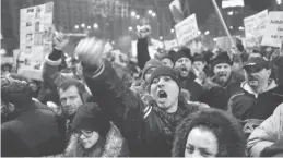  ??  ?? Des manifestan­ts anticorrup­tion deva n t le Par lement à Bucarest, avant-hier