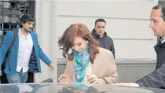  ?? ROLANDO ANDRADE. ?? En problemas. Cristina Kirchner, saliendo ayer de la casa de su hija Florencia en Constituci­ón. Bonadio volverá a procesarla.