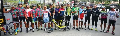  ?? ANGGER BONDAN/JAWA POS ?? KOMPAK: Walau toko-toko yang menjual perlengkap­an sepeda di Samarinda tidak banyak dan tak terlampau lengkap, para cyclist SRBC tidak galau. Mereka menyiasati­nya dengan membeli via online.