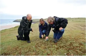  ?? Emma Brisdion ?? > Jon Cripps showing Carolyn Cadman, Cornwall Wildlife Trust CEO, and Tony Juniper, Natural England Chair, some of the rare species found at Penhale Dunes which Dynamic Dunescapes is working to support