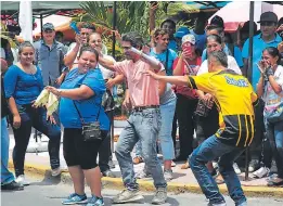  ??  ?? AMBIENTE. La punta sonó en las afueras y dentro del Morazán. Muchos mostraron sus dotes de bailarines.