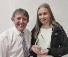  ?? ?? Athletics Wicklow Chairman Bill Porter presents Maria Zakharenko with the U16-U19 Girls Star award.