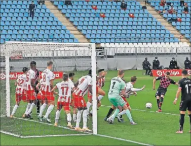  ??  ?? Juan Hernández marca el 2-2 tras un libre directo dentro del área.