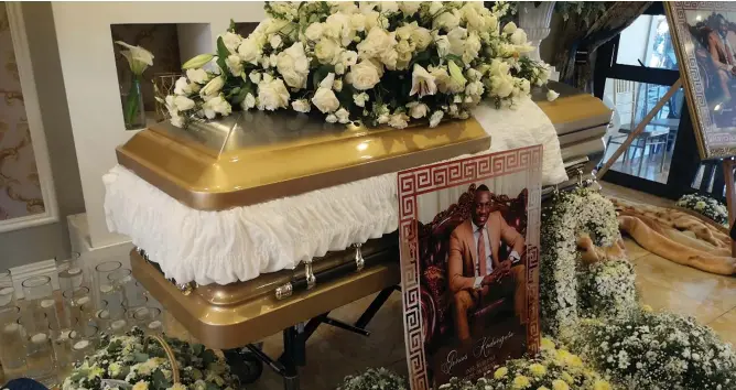  ??  ?? GONE BUT NOT FORGOTTEN:
Genuis Ginimbi Kadungure’s coffin