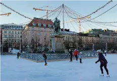  ??  ?? Schweden ist frostig im Winter: Schlittsch­uhlaufen kann man in Stockholm zur Adventszei­t natürlich auch.