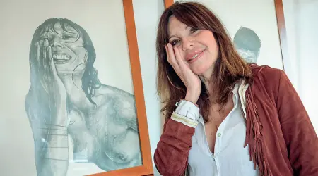  ?? (foto Corner) ?? In posa Gabriella Termanini, nella sua casa di Milano 2, tra i suoi disegni in matita di grafite: qui un autoritrat­to
