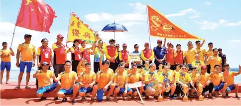  ??  ?? FAMILIARTE­RRITORY:The China Guangdong team celebrate their victory in the main Sabah Head-of-StateTroph­y challenge with the guest-of-honour includingT­un Juhar and Shafie after the prize presentati­on of the 5th Sabah FCAS Internatio­nal Dragon Boat Race...