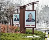  ??  ?? Vor dem Bürgeramt hängen Plakate mit „Modellbürg­ern“.