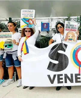  ??  ?? PETICIÓN. Un grupo de venezolano­s opositores al gobierno de Nicolás Maduro se manifestó, ayer, en la sede de la cumbre de la OEA, en Cancún, Quintana Roo.