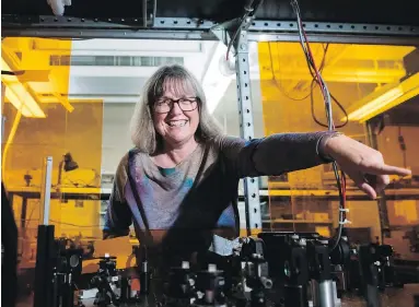  ?? NATHAN DENETTE, THE CANADIAN PRESS ?? Nobel Prize winner Donna Strickland shows off her lab Tuesday in Waterloo, Ont.