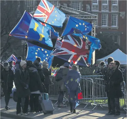  ?? Tim ireland/ap ?? Manifestan­tes anti-Brexit, ayer, frente al Parlamento británico