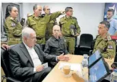  ?? FOTO: BEN-GERSHOM/ GPO/DPA ?? Israels Premier Benjamin Netanjahu und sein Verteidigu­ngsministe­r Yoav Gallant besprechen im Hauptquart­ier der Armee die aktuelle Lage.