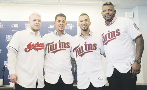  ??  ?? HERMANOS. Roberto ‘Bebo’ Pérez, de los Indios, posa con José Berríos, Eddie Rosario y Kennys Vargas, quienes serán su rival en la serie como parte de los Mellizos. A la serie también vendría el campocorto boricua Francisco Lindor, quien ayer no estuvo en la conferenci­a de prensa en la que se anunció el inicio de la venta de boletos este viernes para estos partidos.