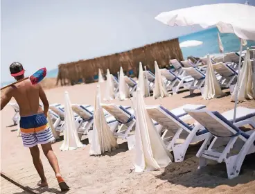  ??  ?? Der Strand an der Küste von Antalya in dieser Woche: Viele Touristen bleiben wegen der politische­n Spannungen in diesem Jahr den türkischen Urlaubszen­tren fern.