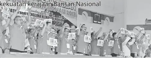  ??  ?? MASIDI (empat kiri) bersama Jawatankua­sa Umno Ranau dan perwakilan melaungkan ‘Hidup BN’.