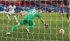  ??  ?? Tammy Abraham scores Chelsea’s third goal in their victory over Crystal Palace