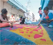  ?? FOTOS: JIMMY ARGUETA ?? Las impresiona­ntes alfombras muestran las imágenes que se encuentran en los vitrales de la Catedral Metropolit­ana.