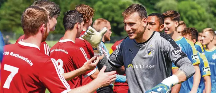  ?? FOTOS (): TINO ZIPPEL ?? Der Garant für den Jenaer Klassenerh­alt, Torwart Jo Coppens, begrüßt die Rothenstei­ner Spieler: Während der Partie agierte er zumeist als Libero. Mehr Fotos: www.otz.de