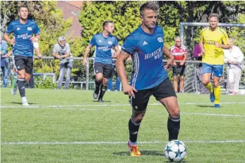  ?? FOTO: REINER NEFF ?? Nach einem Freistoß von Florin Tirca (am Ball) erzielte Tuttlingen das 1:1 beim SV Villingend­orf.