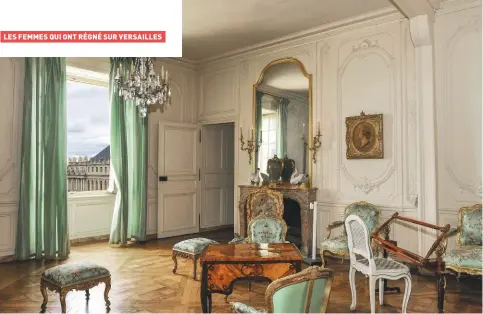  ??  ?? Le style rococo, riche en dorures et motifs végétaux, est typique du mobilier Louis XV, qui décore certaines pièces et appartemen­ts du château de Versailles et du Trianon.