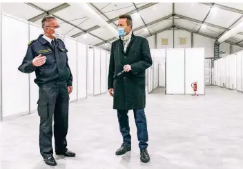  ?? FOTO: A. FISCHER ?? Feuerwehr-Chef Ulrich Zander (l.) und Uni-Rektor Lambert T. Koch beim Rundgang durchs Impfzelt.
