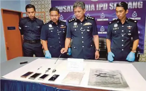  ??  ?? ISMADI (tengah) menunjukka­n kunci kereta dan syabu yang dirampas pada sidang media di IPD Serdang, semalam.