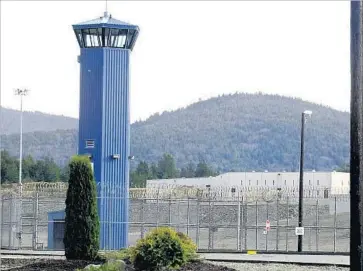  ?? Rich Pedroncell­i Associated Press ?? A MASS ATTACK on correction­al officers broke out Wednesday when eight guards tried to break up a fight between two inmates at Pelican Bay State Prison. One officer had a torn shoulder and a fractured eye socket.