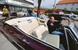  ??  ?? DOLLARGLIS­ET: Egil Andersen kjører Cadillac de Ville, 1968-modell. For han var nok gågata i trangeste laget.