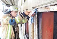  ?? FOTO: FAB ?? Die Feuerwehr Schwenning­en übernimmt die Nachlöscha­rbeiten an der Brandstell­e.